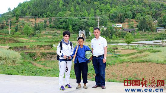 与劳动归来的村民合影