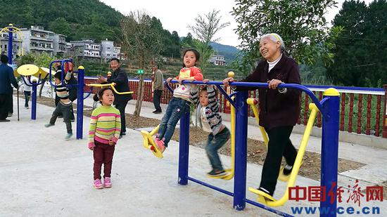 后坝村民在广场上休闲娱乐