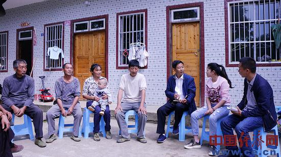 村干部到安雨敏家现场办公