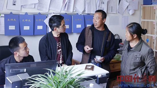 村委会里村干部接待来办事的村民