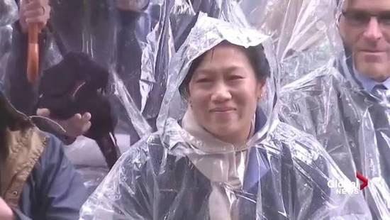 他的演讲充满幽默和激情，听到动情之处妻子普莉希拉在台下湿了眼眶。