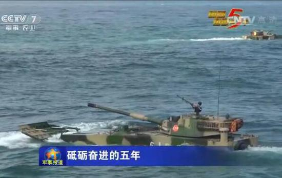 实战训练中的两栖步战车&nbsp;