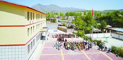 　青海互助县纳家村，孩子们在纳家小学广场上进行“六一”文艺演出。本报记者&nbsp;赵斌艺摄/光明图片&nbsp;