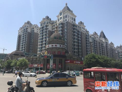 图：燕顺路上，随处可见售房信息。中新经纬刘雪玉摄