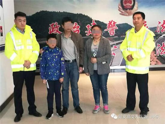 警察将男孩交给孩子父母。