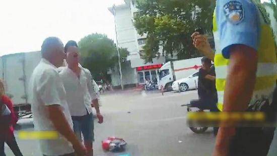 男子情绪激动&nbsp;