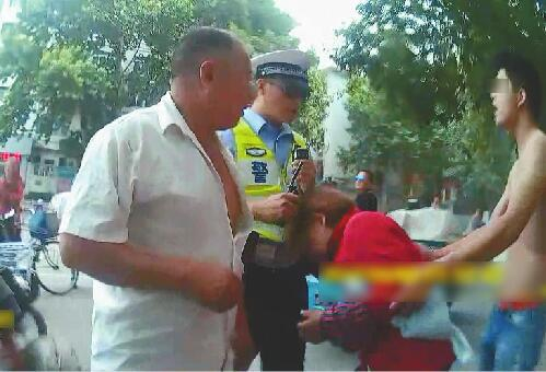 女子用头猛顶交警