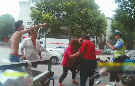 男子作出打斗姿势