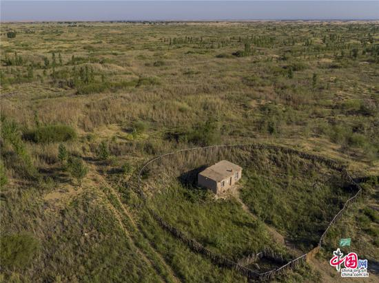 30多年前的牧民旧居先已被沙漠绿洲“包围”，成为记录库布其人艰苦创业的历史见证。乔治•斯坦梅茨 摄