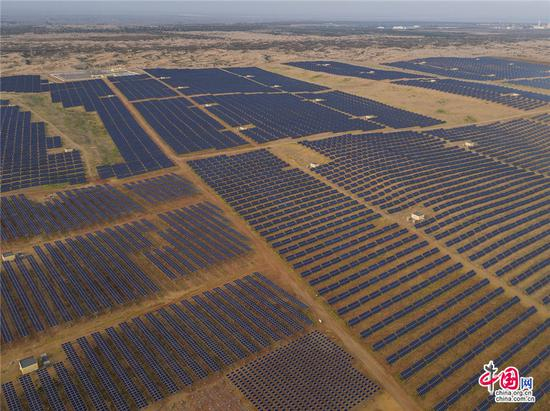 运用沙漠里的光热等资源创新发展“治沙+发电+种植+养殖+扶贫”的生态光伏产业。乔治•斯坦梅茨 摄