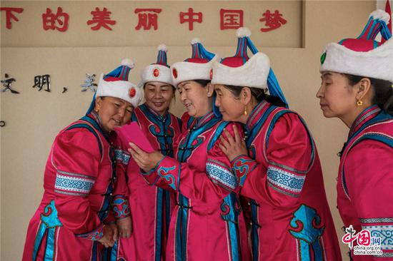 　　“绿水青山就是金山银山”，库布其的牧民也获益良多，人均年收入从1990年的不足400元，增长到现在的1.4万元。乔治•斯坦梅茨 摄