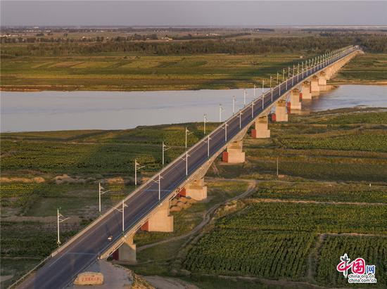 2010年，内蒙古亿利黄河大桥实现全线贯通，标志着内蒙古沿黄经济圈全面连通。乔治•斯坦梅茨 摄
