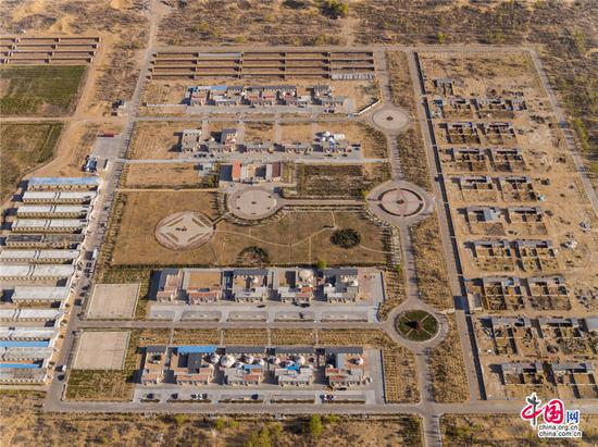 　　曾经散居在沙漠里的农牧民如今都住进了现代化的“牧民新村”，搞起旅游、牧家乐、当起生态工人等，多元化的就业机会，让他们从生态难民转变为生态富民，年收入几十万元，可谓沙漠里的“金领”。乔治•斯坦梅茨 摄