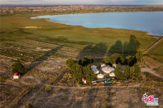 库布其沙漠之中，七星湖湖水旖旎，水波不惊，水鸟翔集，沙色空朦，水草丰美，景色迷人。乔治•斯坦梅茨 摄