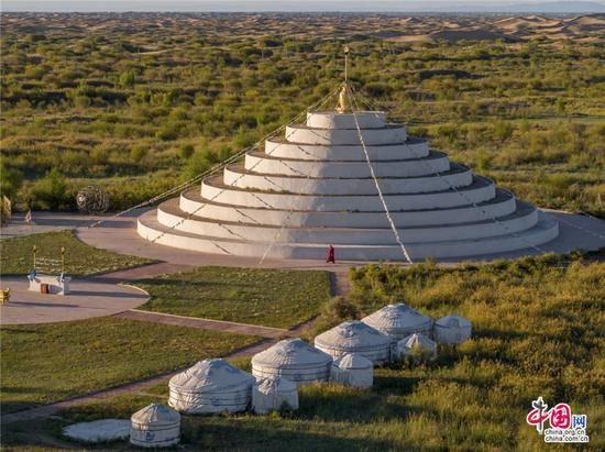 藏身在库布其沙漠里的“世界最大敖包”。乔治•斯坦梅茨 摄