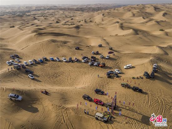 独特而美丽的沙漠绿洲风光成为旅游、越野爱好者、体育赛事的新选择。乔治•斯坦梅茨 摄