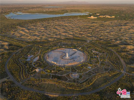 　　库布其沙生植物园占地5000多亩，栽植了当地以及从世界其他地区引进的稀有和濒危的沙生、旱生植物500余种。乔治•斯坦梅茨 摄