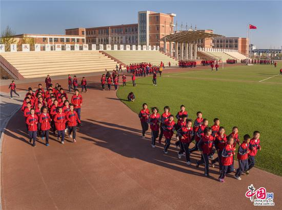 　　沙漠里的孩子，也拥有了一所现代化的学校——亿利东方学校，一站式教育机制，在这里可以完成沙漠人从出生到就业的链条式教育。乔治•斯坦梅茨 摄