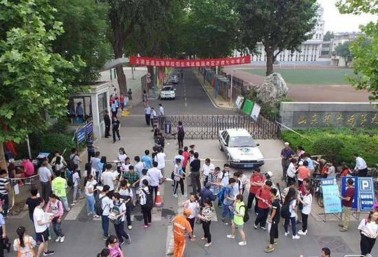 下面，小编带你回顾1977~2016年山东考生写过的高考作文题，请自行认领。