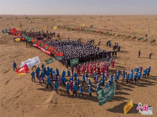 　　每年的地球日，库布其沙漠都要举行植树公益活动，图为2017年4月22日，第48个世界地球日库布其沙漠植树活动的场景。乔治•斯坦梅茨 摄