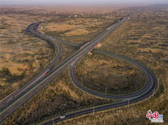 　　1999年，由中国治沙企业亿利资源集团修建的第一条库布其穿沙公路建成通车，揭开了大规模防沙治沙的序幕。如今，纵横交错的穿沙公路网，让沙漠出行十分便捷。乔治•斯坦梅茨 摄