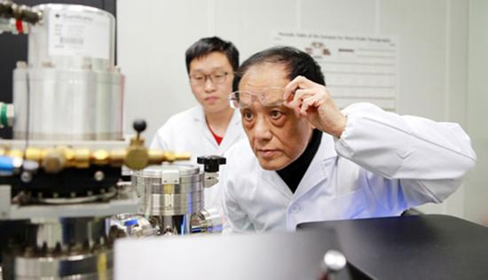 　王泽山院士（右）在实验室。&nbsp;