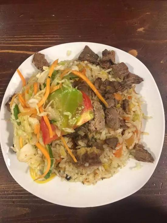 　　中亚地区的手抓饭，与中国新疆的如出一撤