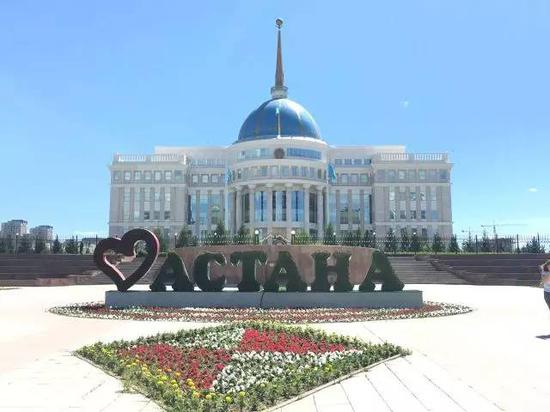 　　总统府，外形参照哈萨克族传统居所——毡房，圆顶的蓝底金线为哈萨克斯坦的国旗色