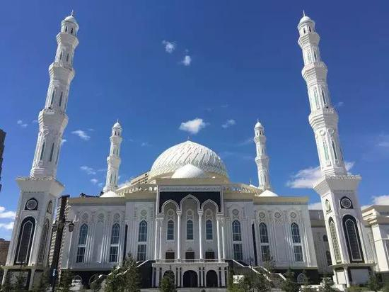 　　总统府东南方坐落着中亚最大的清真寺