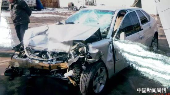 车祸后张学林的车。翻拍|《中国新闻周刊》记者周群峰&nbsp;