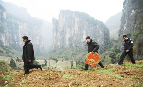 　　（图：重庆奉节县人民法院的法官，就在九盘河上乘坐溜索下乡办案。那天，他们辗转70余公里山路前往海拔1200余米的兴隆镇桃源村审理民事案件。）