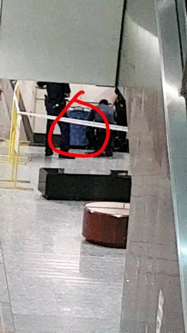 王建坡（音）放在新加坡地铁站内的行李箱&nbsp;图据新加坡亚洲新闻台