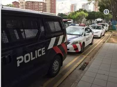 地铁站外多辆警察、救护车集结&nbsp;图据Today