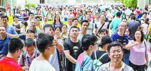  ▲考试结束铃声响起，家长们在考场外翘首以待。广州日报全媒体记者庄小龙摄