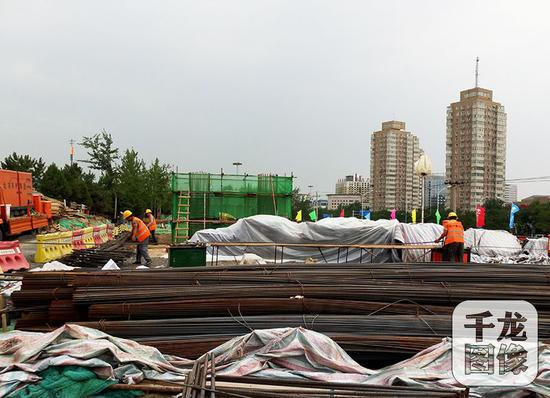 　　据了解，万泉河桥疏堵项目是今年北京市投资最大和工程规模最大的疏堵项目。图为万泉河桥疏堵项目施工现场。千龙网记者 查甜甜摄