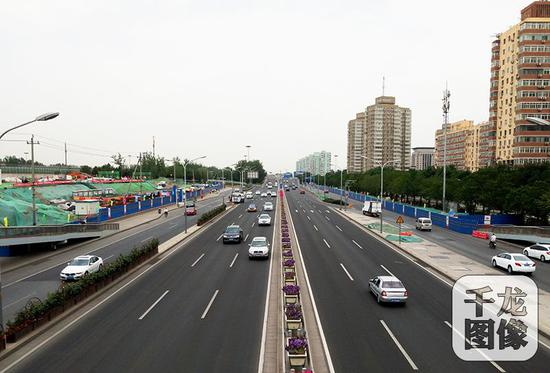 　　像万泉河桥这样的疏堵工程，近5年来，北京市区两级政府共完成了718项。图为施工附近的万泉河桥主路。千龙网记者 查甜甜摄