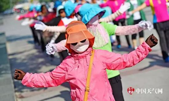 △辽宁地区气温高歌猛进，市民外出做足了防晒准备