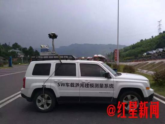 ▲刘先林院士和他的团队所研究的最新成果是SSW车载激光建模测量系统。