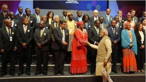  2017年5月23日，印度总理莫迪会见在印度举行的第52届非洲发展银行大会的代表。（来源：美国之音电台网站）&nbsp;