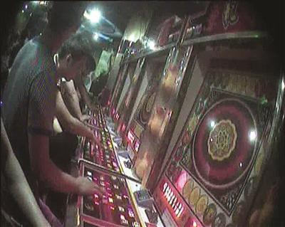 玩家正在忘情地赌博。&nbsp; 