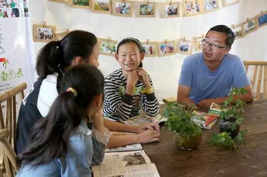 　这是安徽省长丰县杨庙镇马郢村第一书记钟宇书记（右一）与贫困孩子亲切交谈，面对面沟通，切实解决孩子上学难问题（5月24日摄）。新华社发