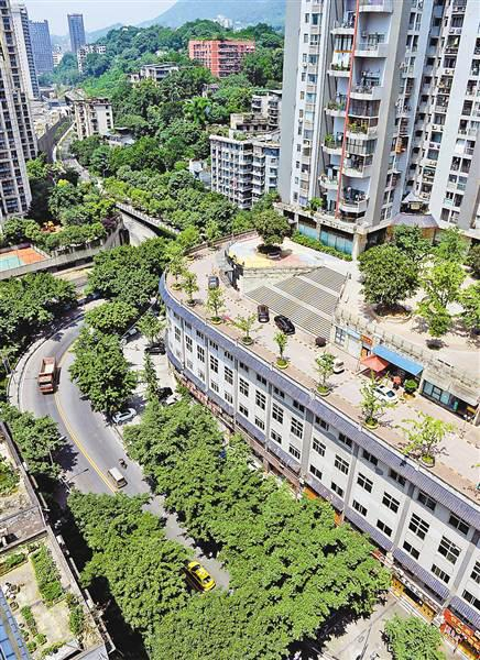 南岸区聚丰江山里小区，车辆在“屋顶马路”上行驶。