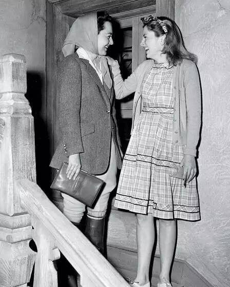 奥利维亚（左）和妹妹琼芳登。