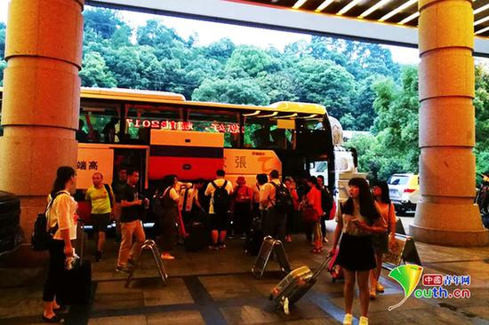 旅行团大巴停在张家界大成山水国际大酒店前。中国青年网记者&nbsp;吴楚摄