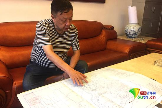 毛致平在其办公室向记者展示马戏城蓝图。中国青年网记者&nbsp;吴楚摄