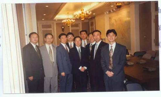 中方防务与治安专家小组成员在谈判大厅的合影