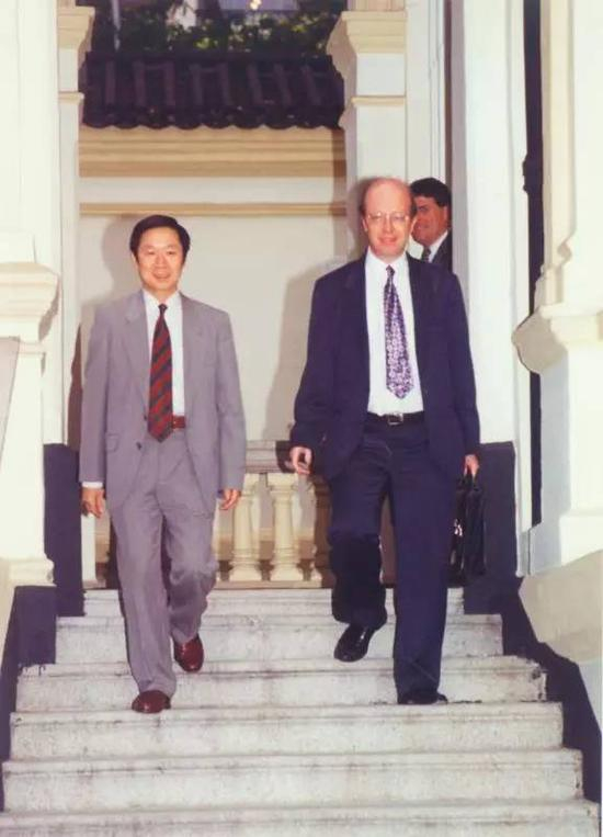 中方代表陈佐洱和英方代表包雅伦