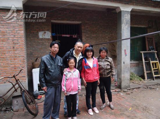  图片说明：黄有权去山区探访遗孤&nbsp;