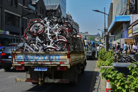 4月30日，杭州湖滨东坡路，相关部门清理乱停乱放的共享单车。拍友&nbsp;汪建春摄&nbsp;