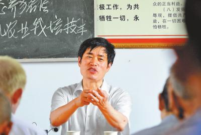 6月22日，陈增喜给宛城区汉冢乡黄庄村村民讲授有机种植栽培技术⑨6崔培林摄